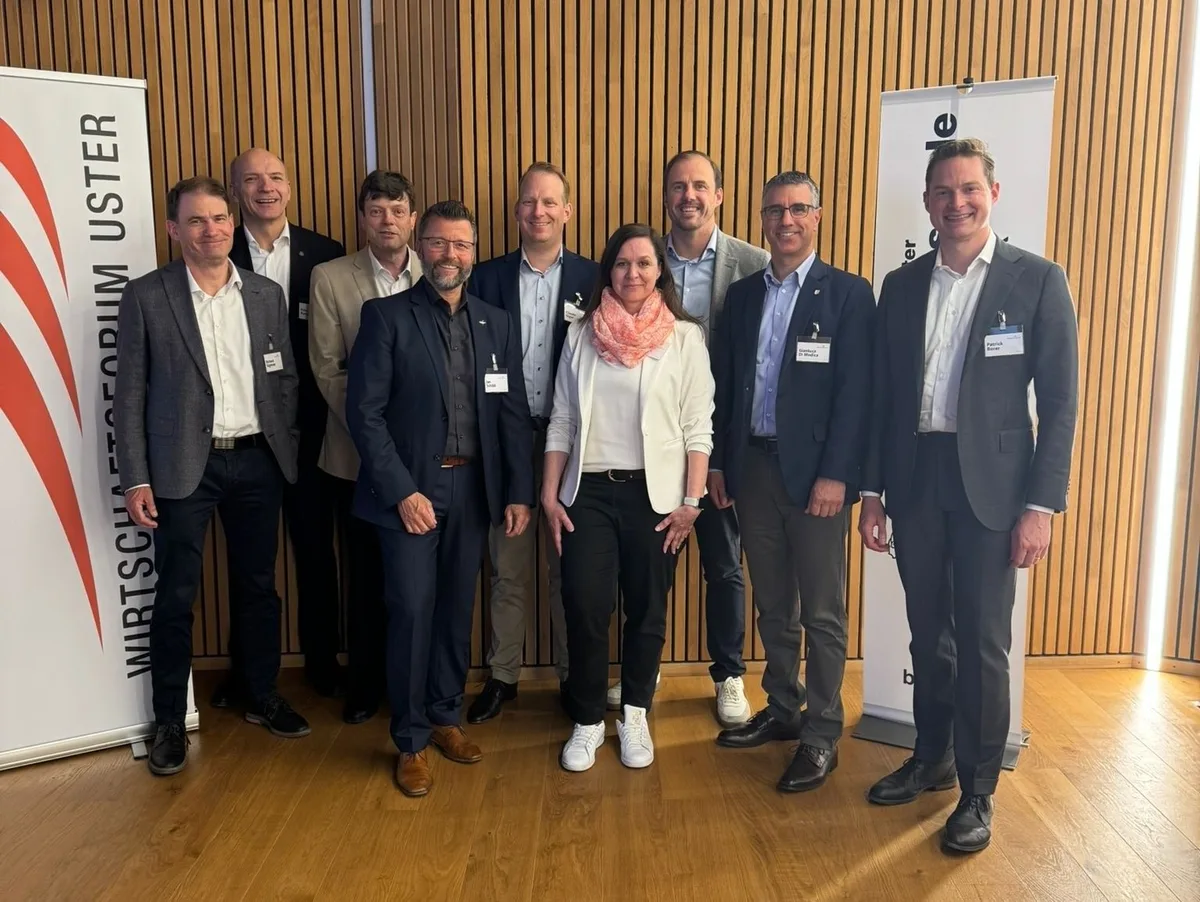 Der neue Vorstand des WFU (von links): Richard Sägesser, Fritz Kunz, Otto Schlosser, Präsident Jan Schibli, Claude Giger, Gabriela Battaglia, Gian Ryffel, Gianluca Di Modica und Patrick Borer. Gruppenbild des Vorstands des Wirtschaftsforums Uster. Auf dem Bild sind acht Männer und eine Frau.